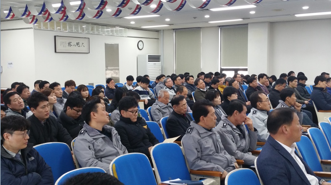 동대문선관위 김미현 지도담당관이 경찰관들을 대상으로 선거법 안내를 하고 있음.