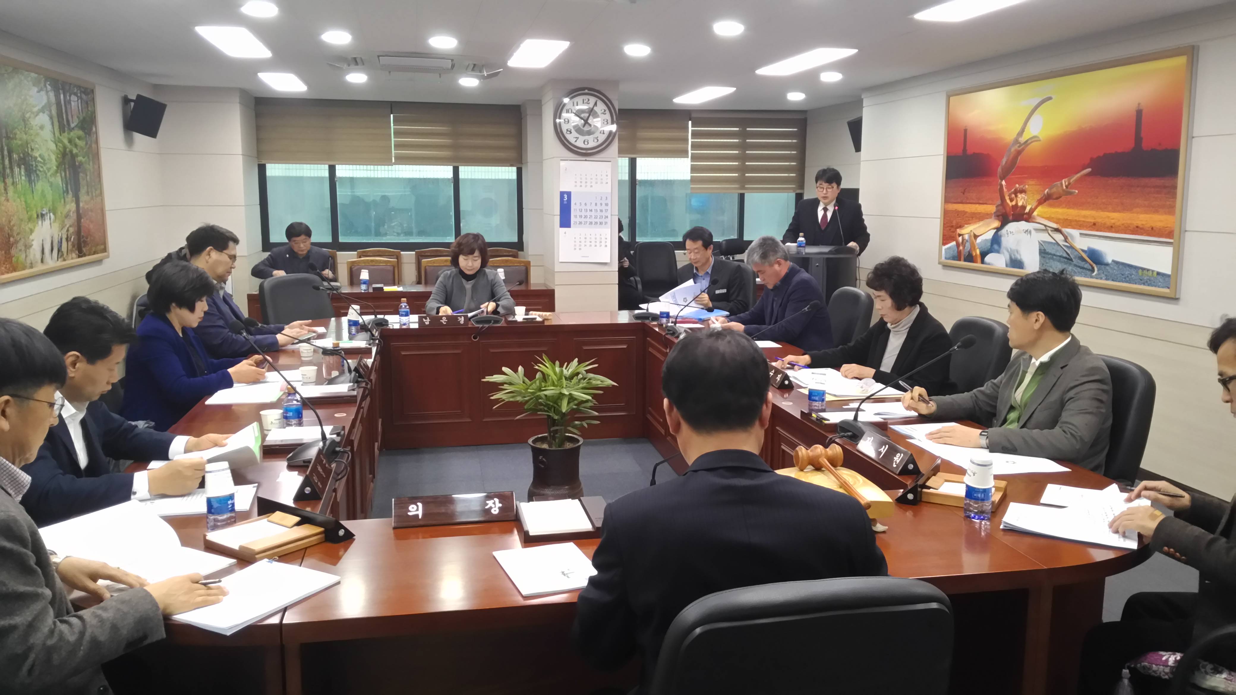 울진군선거관리위원회 사무과장이 지방의회의원을 대상으로 선거법 특별교육을 하고 있는 모습입니다.