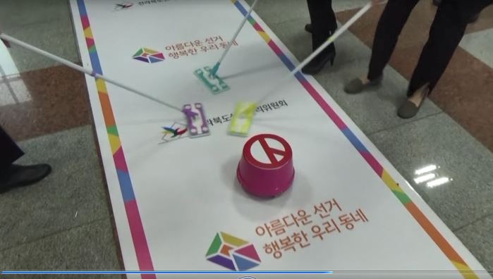 컬링의 스톤이 지나가는 길을 정비하는 사진