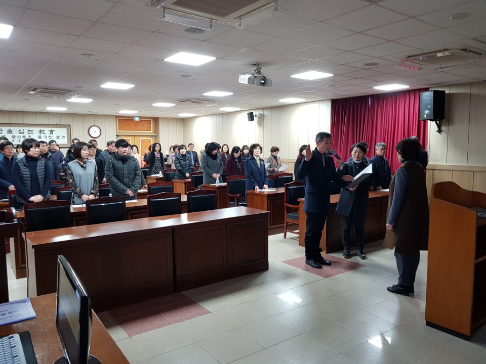 산청교육지원청 대상 공무원선거중립선언 결의대회 사진입니다.
