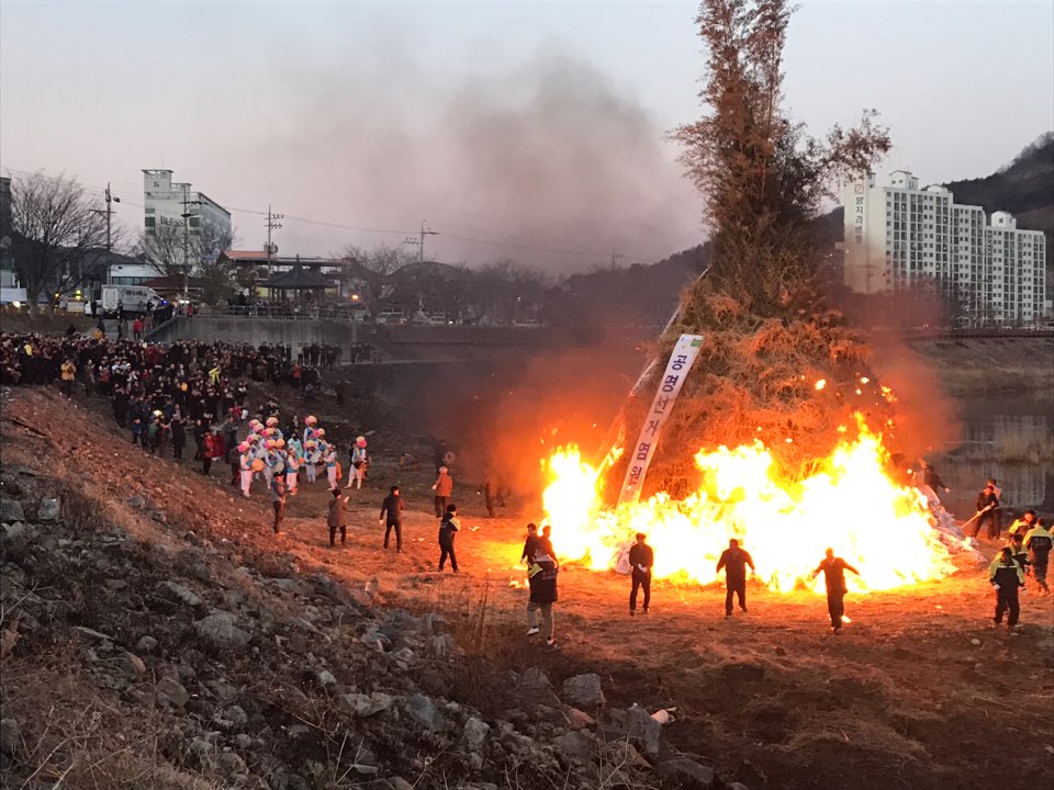 산청군위원회에서 정월대보름 행사시 공명선거염원 행사 사진 입니다.