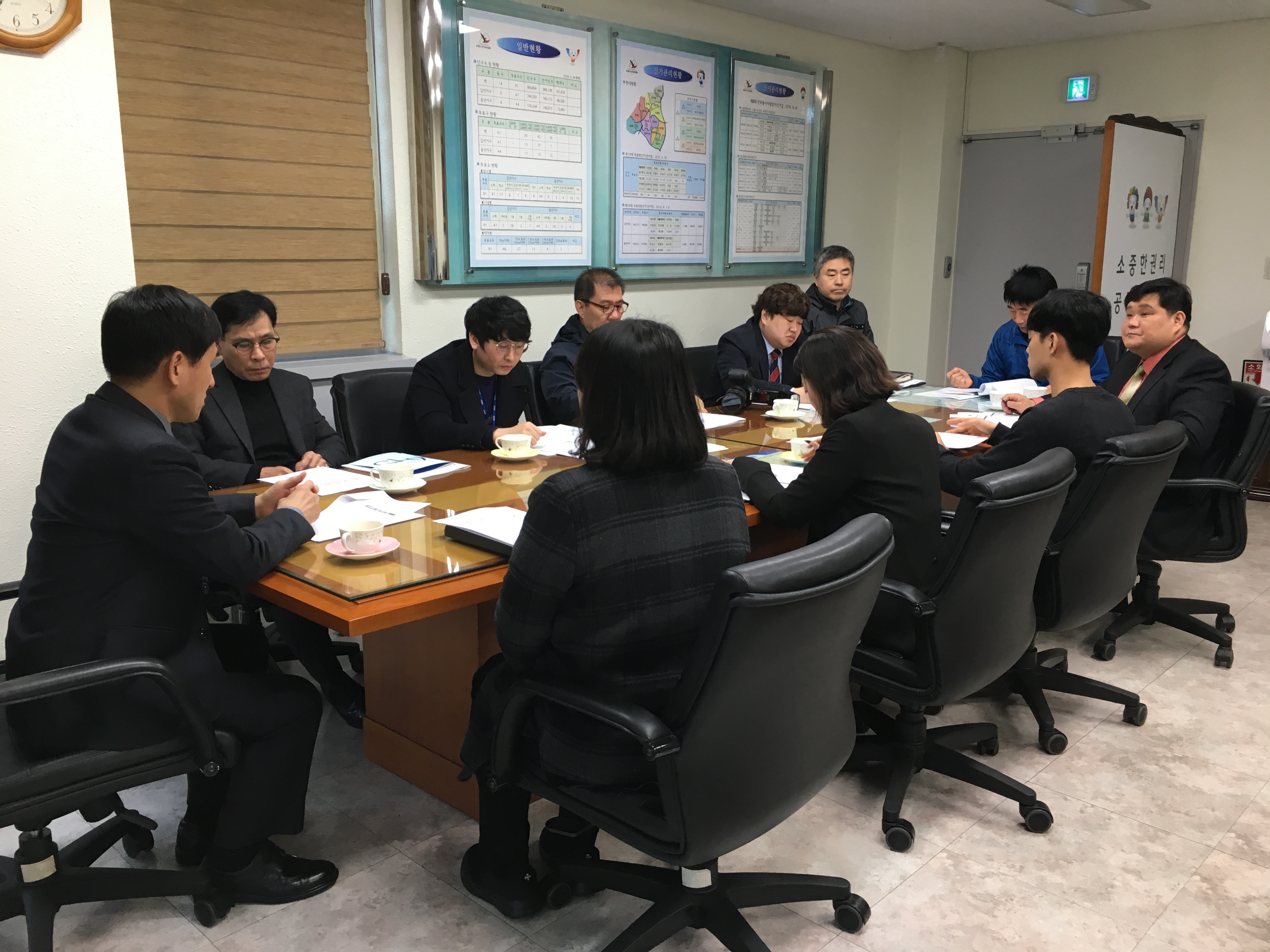 동대문신문 등 언론기관 관계자들과 간담회를 진행하고 있는 장면입니다.