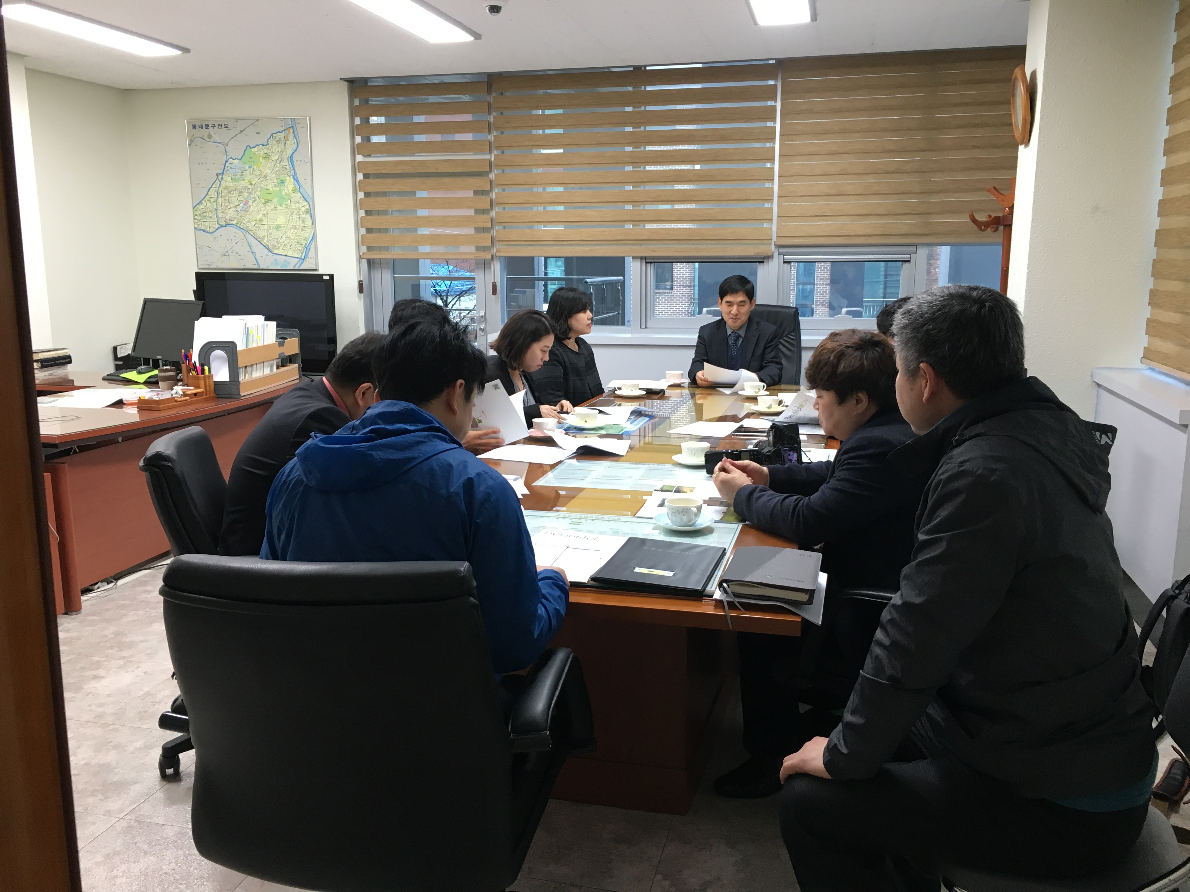 동대문선관위 사무국장실에서 동대문신문등 언론기관 관계자들과 간담회를 진행하고 있음. 