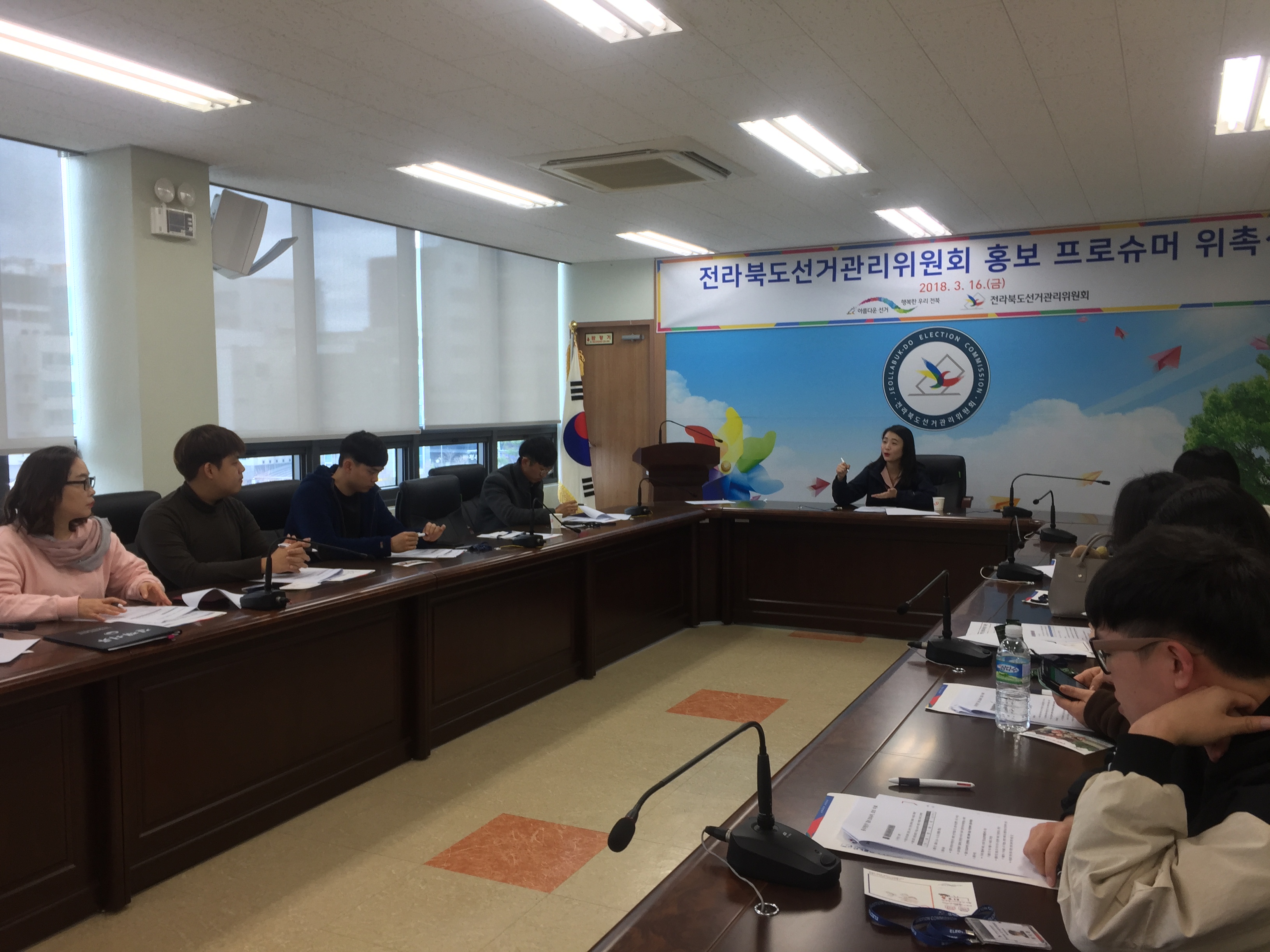 홍보프로슈머와 선관위 직원이 운영회의를 하는 사진