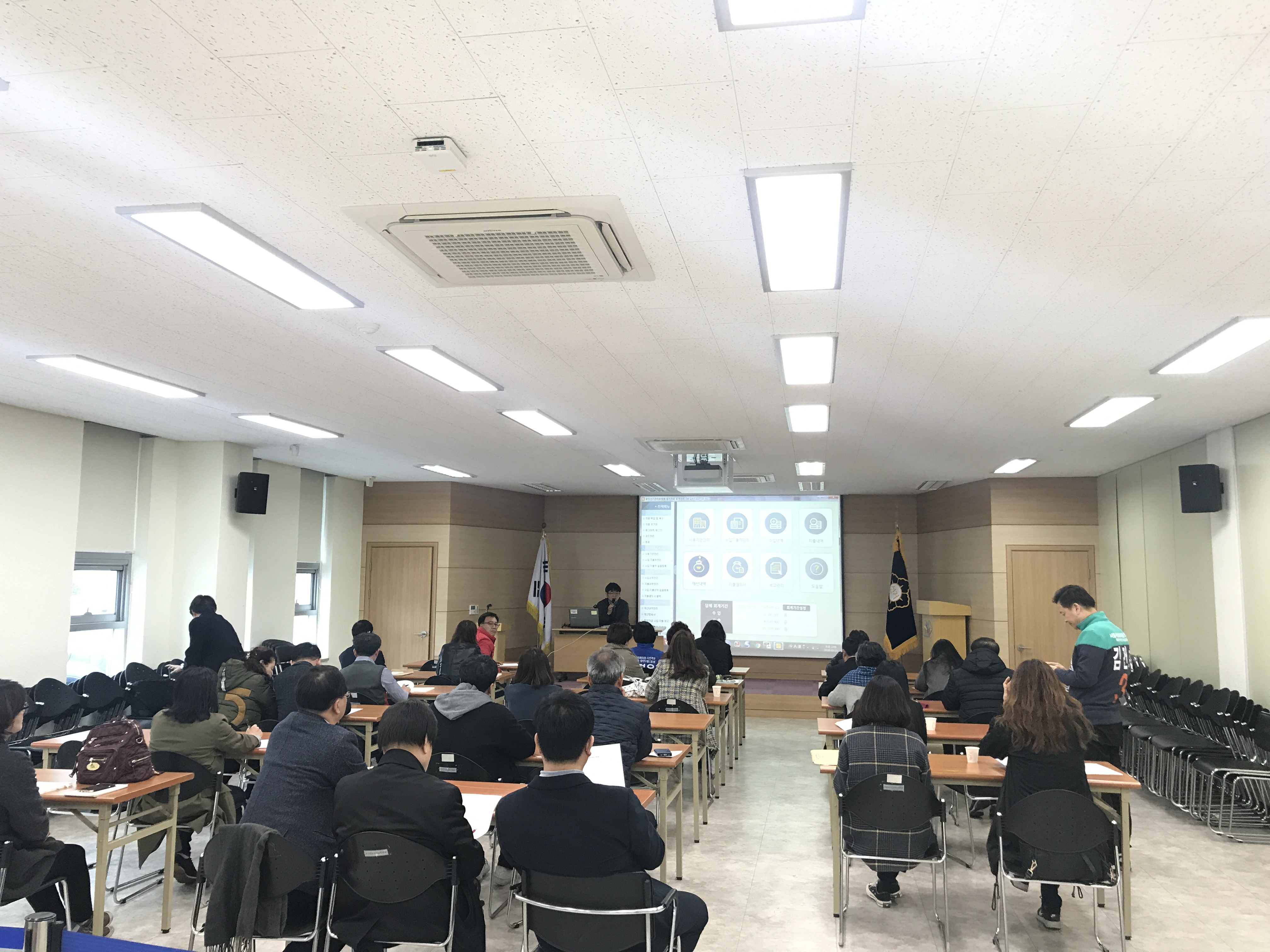 동대문선관위 지도계장이 제7회 전국동시지방선거에 입후보한 예비후보자 회계책임자를 대상으로 정치자금 회계실무 전반에 대해 교육을 하고 있습니다