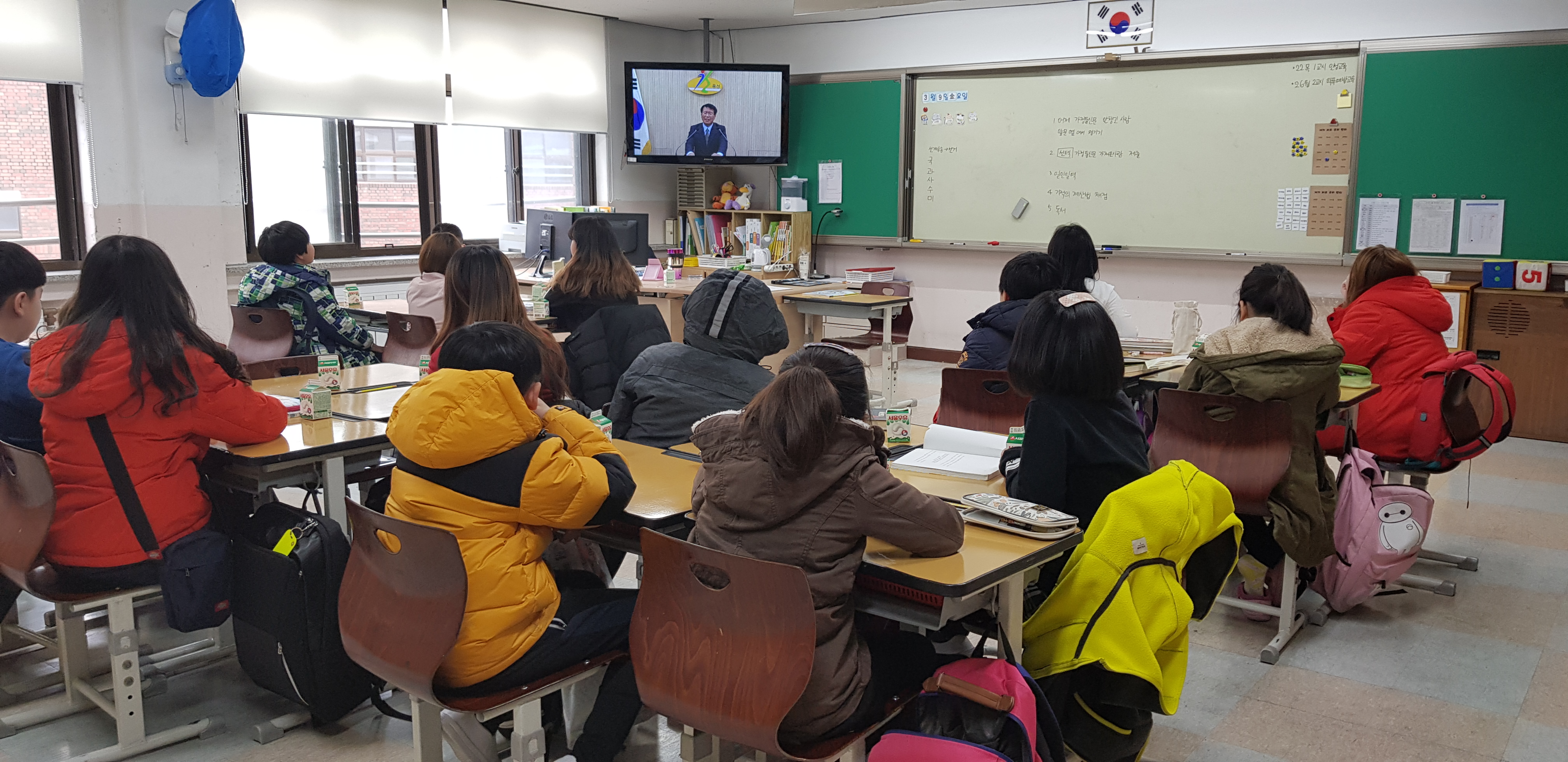 선거강의 선거 관련 강의를 시청 중인 학생들