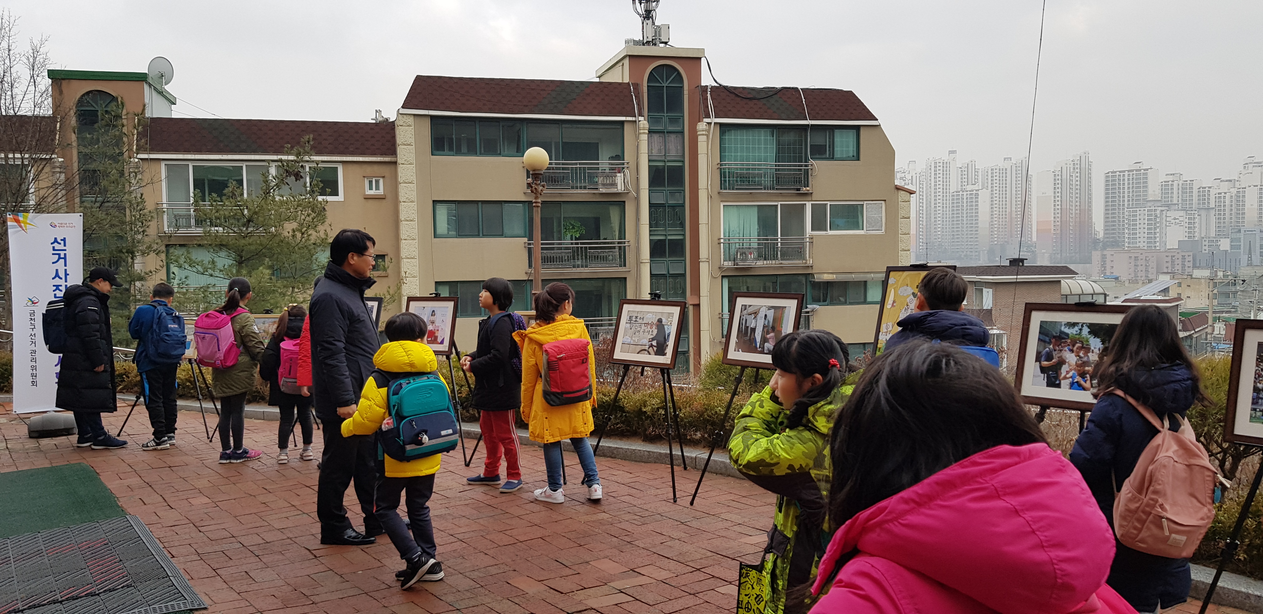 선거사진전 선거사진을 관람하는 학생들