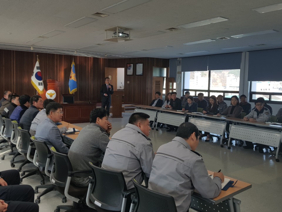 산청군위원회에서 산청경찰서에서 선거법 강의를 하고 있는 모습입니다.