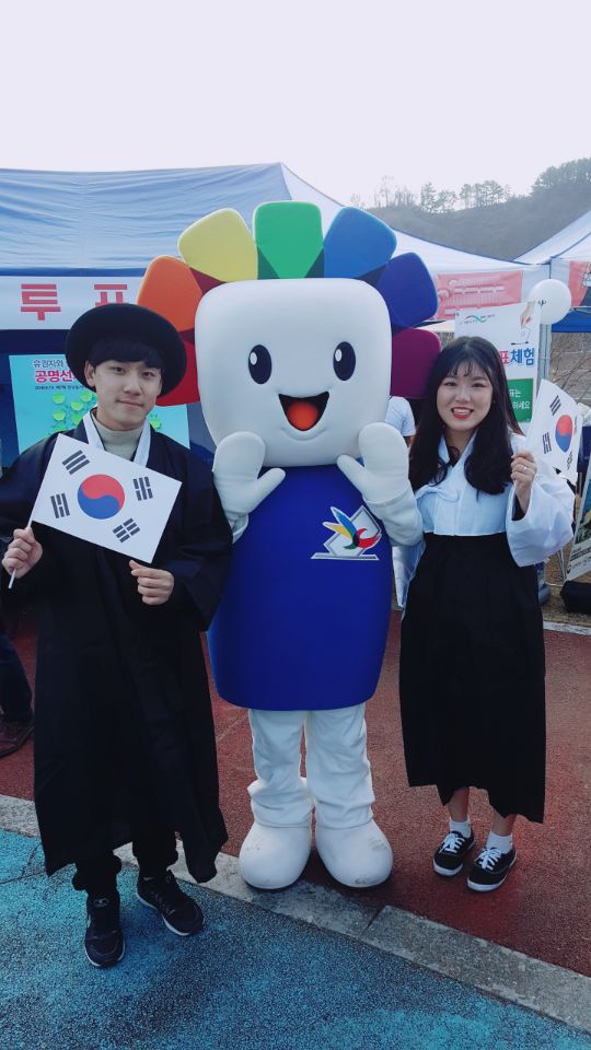 선관위 캐릭터와 행사참여자의 기념사진