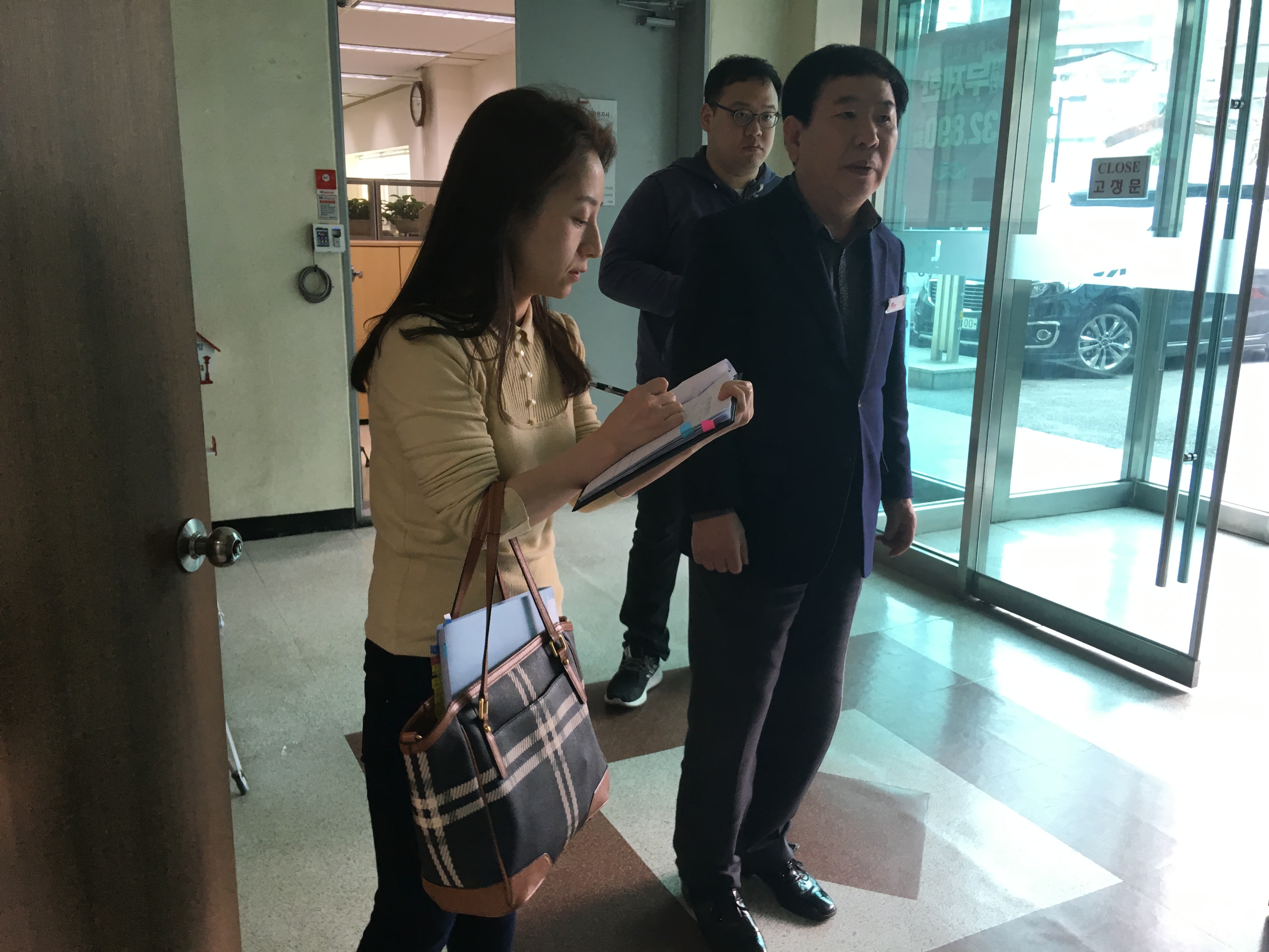 동대문구선관위 직원과 장애인단체 등 관계자들과 제7회 전국동시지방선거 투표소 예정장소를 사전점검하고 있습니다.