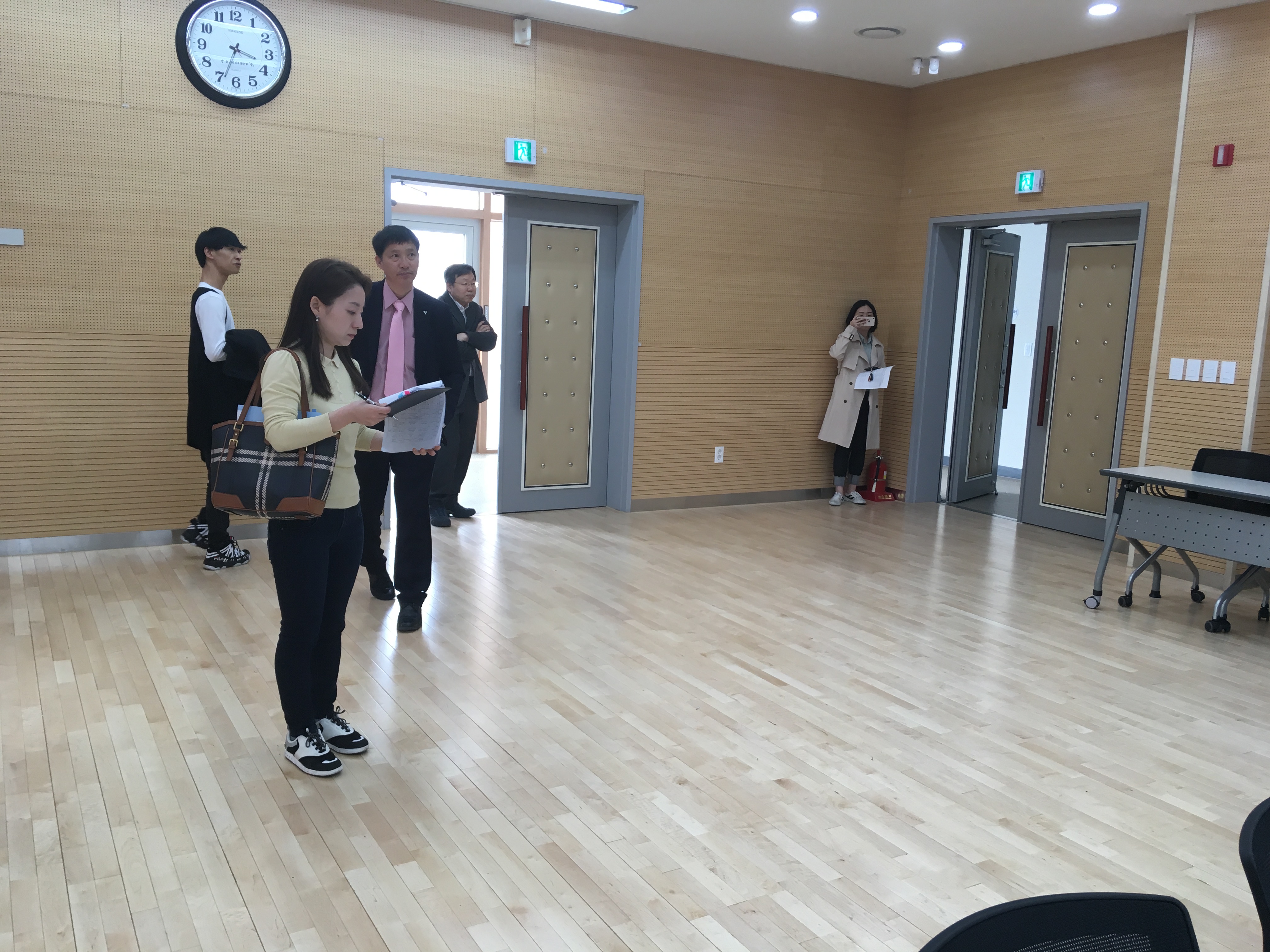 동대문구선관위 직원과 장애인단체 등 관계자들과 제7회 전국동시지방선거 투표소 예정장소를 사전점검하고 있습니다.