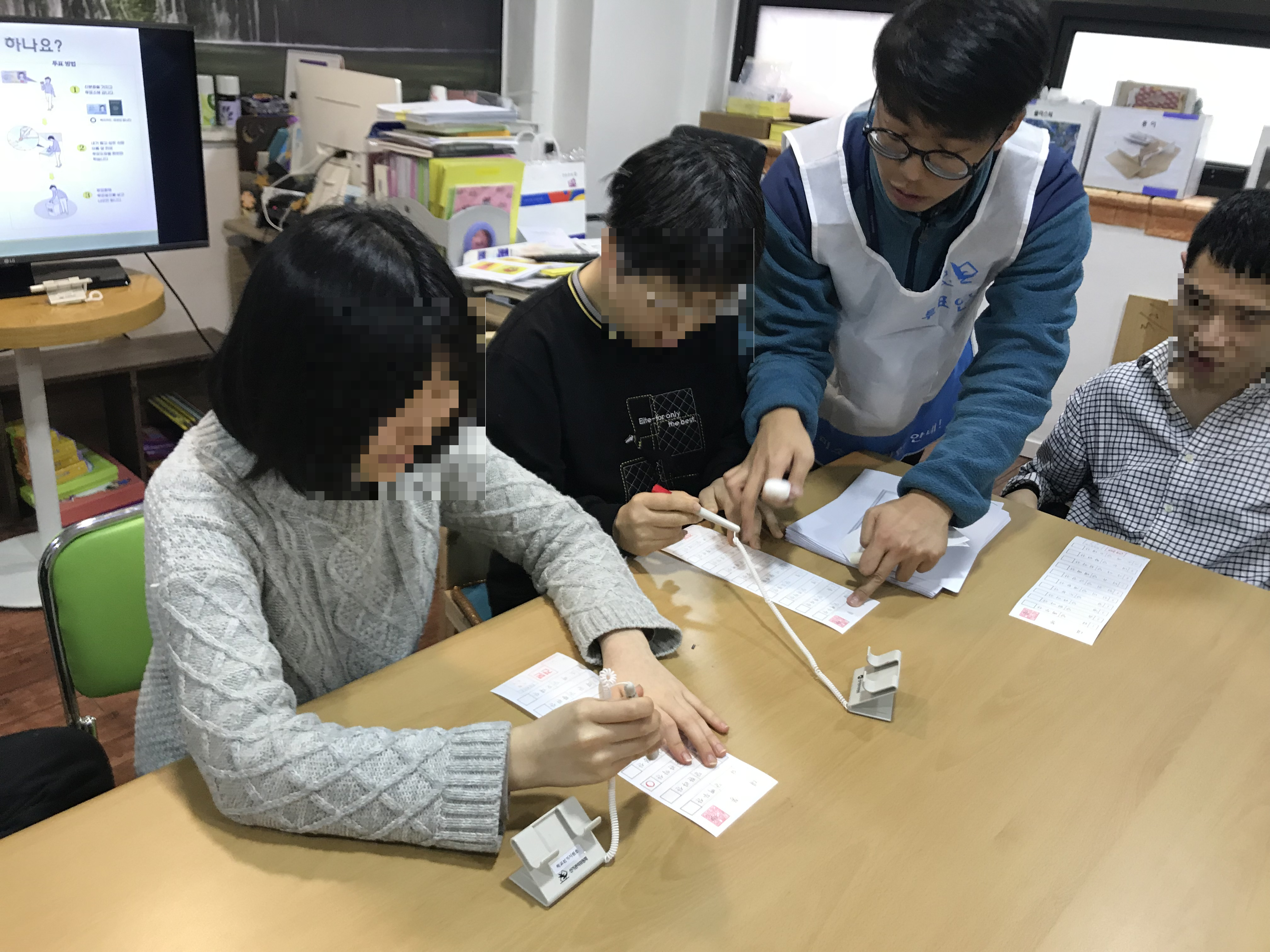 노원발달장애인평생교육센터에서 민주주의 선거교실 중 기표하는 방법을 배우는 사진입니다.