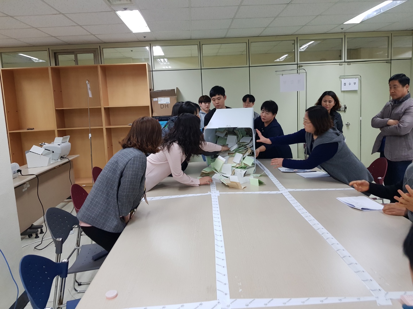 3월 28일 수요일 14:00 ~ 17:00 까지 서대문구선거관리위원회 회의실에서 모의개표 실습을 진행하였습니다.  사무국장 주관으로 개표교육을 실시(총 7회), 직원역량을 강화하여 개표준비에 힘쓰고 있으며, 업무분장을 고려한 실습으로 전 직원의 담당업무에 대한 이해 및 숙지를 위해 노력하고 있습니다.  또한 개표상황표 및 각종 서식 작성과 분류기·개봉기·계수기 등의 사용 실습을 통해 실질적인 개표 운용능력을 함향하고 있으며, 개표시 발생할 수 있는 여러 돌발상황들을 생각하며 시뮬레이션을 진행하고 있습니다.  모의실습을 준비하면서 파악한 문제점에 대한 해결방안을 전 직원이 현장회의를 통해 모색하며 이론과 실무의 조화를 추구하였습니다.  시간관계상 시위원회에서 정해준 상황 외에 다른 변수를 적용하지 못하였기 때문에 실제 개표 전까지 지속적인 교육을 통해 다른 변수들에 대해서도 충분히 숙지를 할 예정입니다.