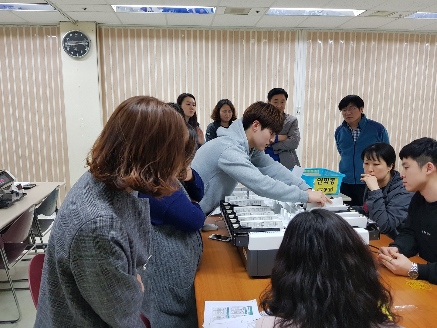 3월 28일 수요일 14:00 ~ 17:00 까지 서대문구선거관리위원회 회의실에서 모의개표 실습을 진행하였습니다.  사무국장 주관으로 개표교육을 실시(총 7회), 직원역량을 강화하여 개표준비에 힘쓰고 있으며, 업무분장을 고려한 실습으로 전 직원의 담당업무에 대한 이해 및 숙지를 위해 노력하고 있습니다.  또한 개표상황표 및 각종 서식 작성과 분류기·개봉기·계수기 등의 사용 실습을 통해 실질적인 개표 운용능력을 함향하고 있으며, 개표시 발생할 수 있는 여러 돌발상황들을 생각하며 시뮬레이션을 진행하고 있습니다.  모의실습을 준비하면서 파악한 문제점에 대한 해결방안을 전 직원이 현장회의를 통해 모색하며 이론과 실무의 조화를 추구하였습니다.  시간관계상 시위원회에서 정해준 상황 외에 다른 변수를 적용하지 못하였기 때문에 실제 개표 전까지 지속적인 교육을 통해 다른 변수들에 대해서도 충분히 숙지를 할 예정입니다.