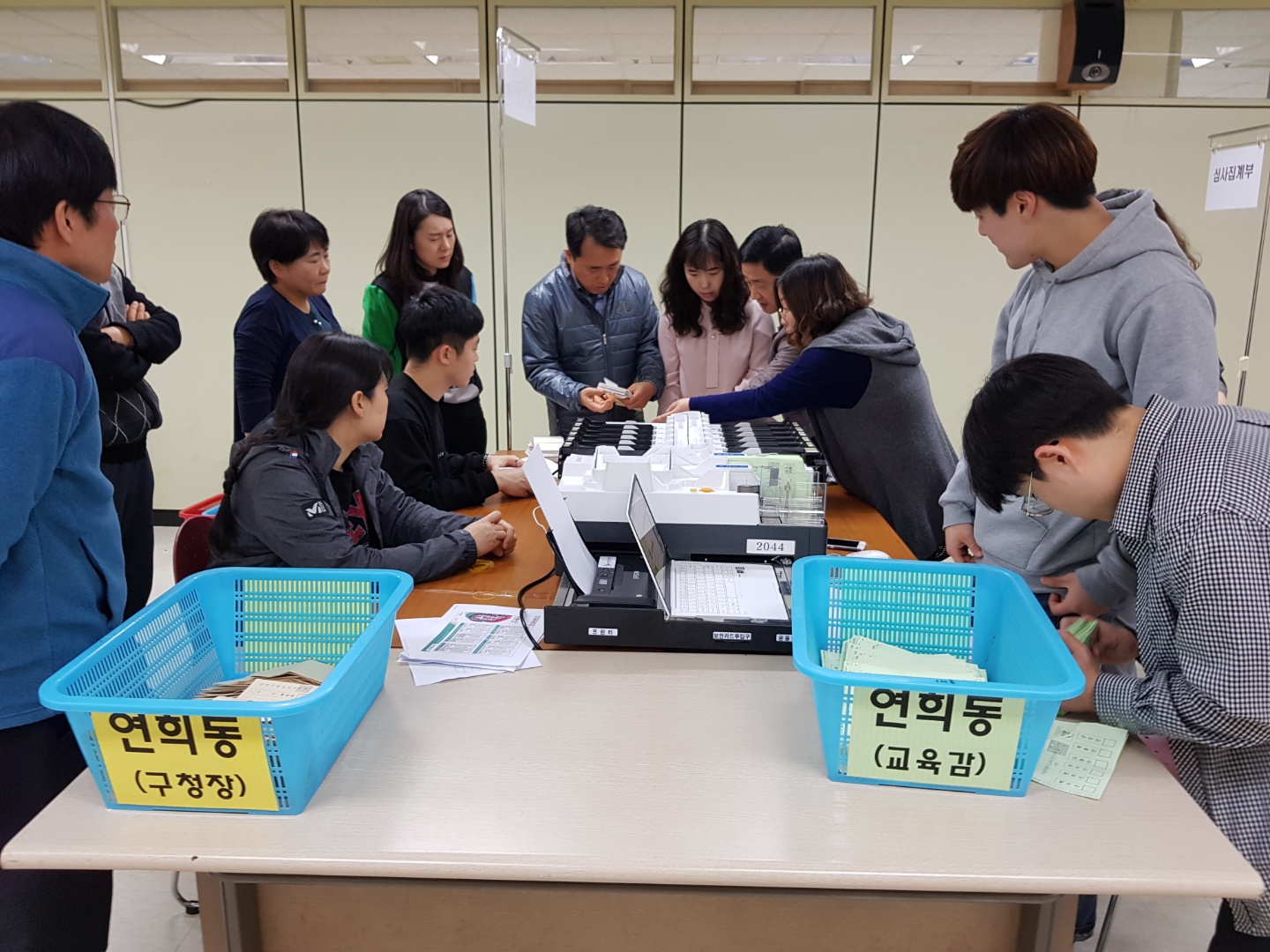 3월 28일 수요일 14:00 ~ 17:00 까지 서대문구선거관리위원회 회의실에서 모의개표 실습을 진행하였습니다.  사무국장 주관으로 개표교육을 실시(총 7회), 직원역량을 강화하여 개표준비에 힘쓰고 있으며, 업무분장을 고려한 실습으로 전 직원의 담당업무에 대한 이해 및 숙지를 위해 노력하고 있습니다.  또한 개표상황표 및 각종 서식 작성과 분류기·개봉기·계수기 등의 사용 실습을 통해 실질적인 개표 운용능력을 함향하고 있으며, 개표시 발생할 수 있는 여러 돌발상황들을 생각하며 시뮬레이션을 진행하고 있습니다.  모의실습을 준비하면서 파악한 문제점에 대한 해결방안을 전 직원이 현장회의를 통해 모색하며 이론과 실무의 조화를 추구하였습니다.  시간관계상 시위원회에서 정해준 상황 외에 다른 변수를 적용하지 못하였기 때문에 실제 개표 전까지 지속적인 교육을 통해 다른 변수들에 대해서도 충분히 숙지를 할 예정입니다.