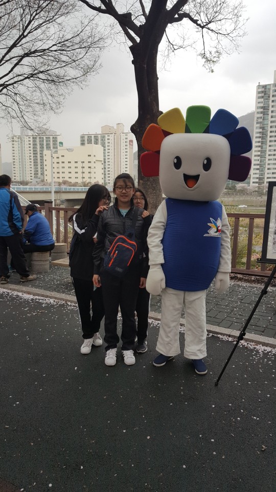 동대문선거관리위원회는 2018. 4. 6.(금) 14:00 동대문 봄꽃축제가 개최되는 장안벚꽃로에서 제7회 전국동시지방선거 투표참여 홍보 캠페인을 실시하였습니다.