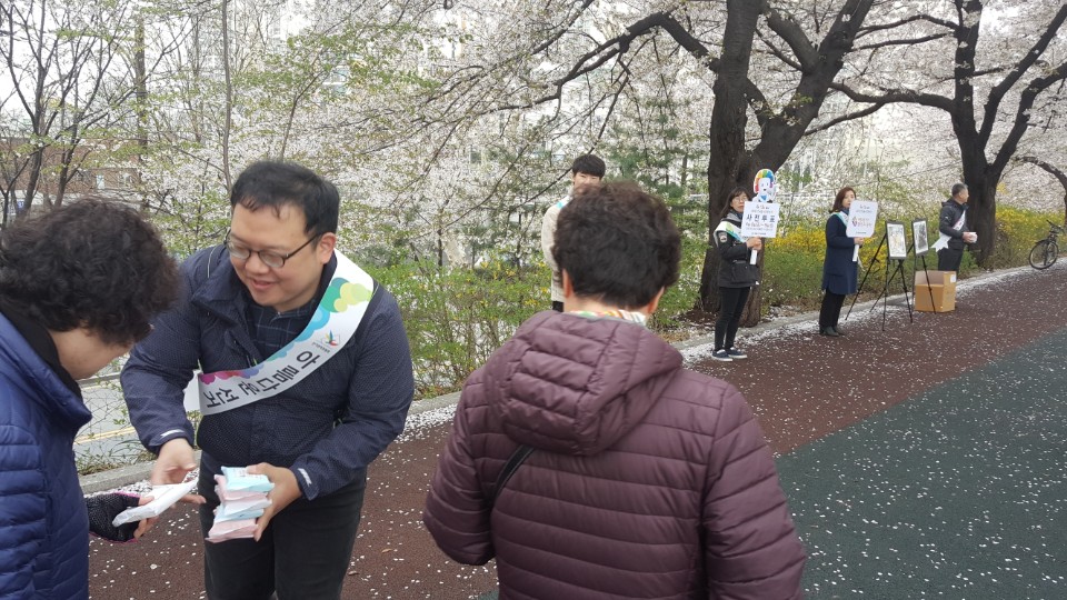 동대문선거관리위원회는 2018. 4. 6.(금) 14:00 동대문 봄꽃축제가 개최되는 장안벚꽃로에서 제7회 전국동시지방선거 투표참여 홍보 캠페인을 실시하였습니다.