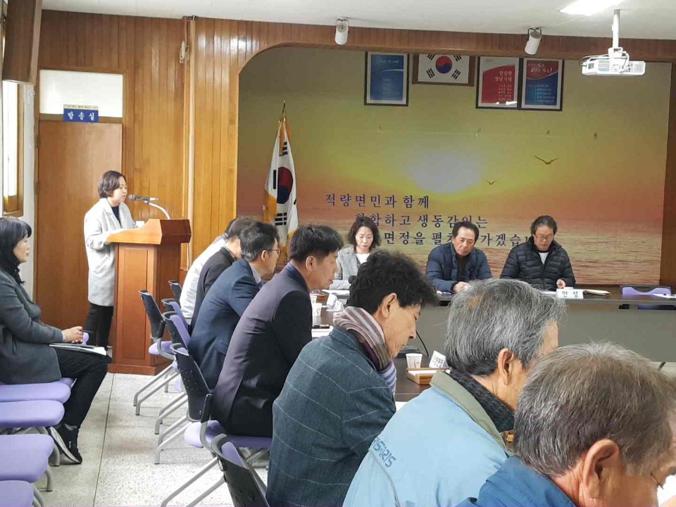 이장회의에서 이장님들을 대상으로 선거법을 안내하고 있습니다.