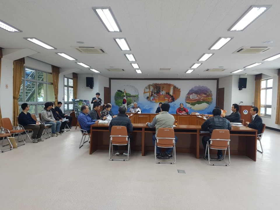 이장회의에서 이장님들을 대상으로 선거법을 안내하고 있습니다. 이장회의 선거법 안내 사진입니다