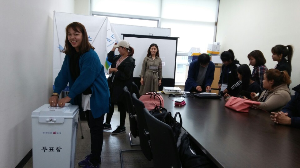 다문화가족이 모의투표를 하고 있는 모습입니다.