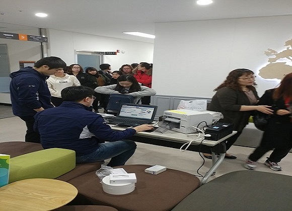 사전투표 체험사진(모의신분증을 이용한 본인확인 및 투표용지 수령)