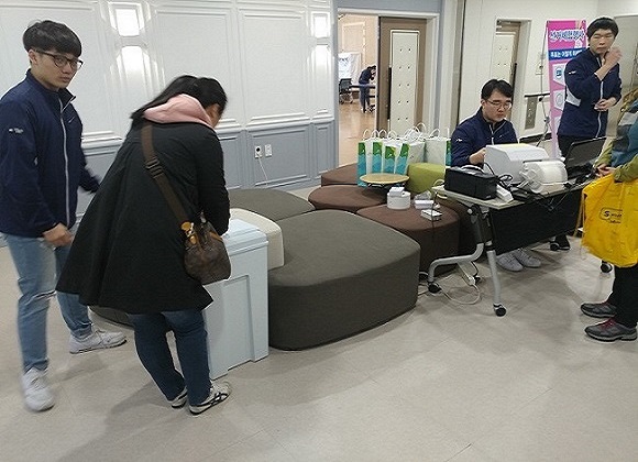 사전투표 체험사진(투표용지 기표 후 투표함 투입)