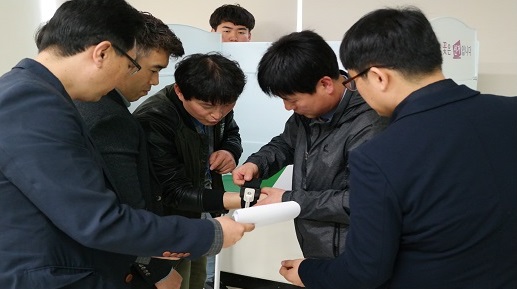 장애인의 투표편의를  위한 투표보조용구 시연장면입니다