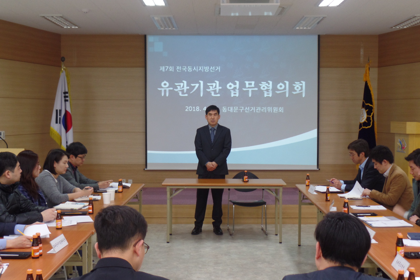 동대문선관위 육근주 사무국장이 제7회 전국동시지방선거에 있어 원할한 선거사무 추진을 위하여 개최한 유관기관 업무협의회에서 인사말을 하고 있습니다.