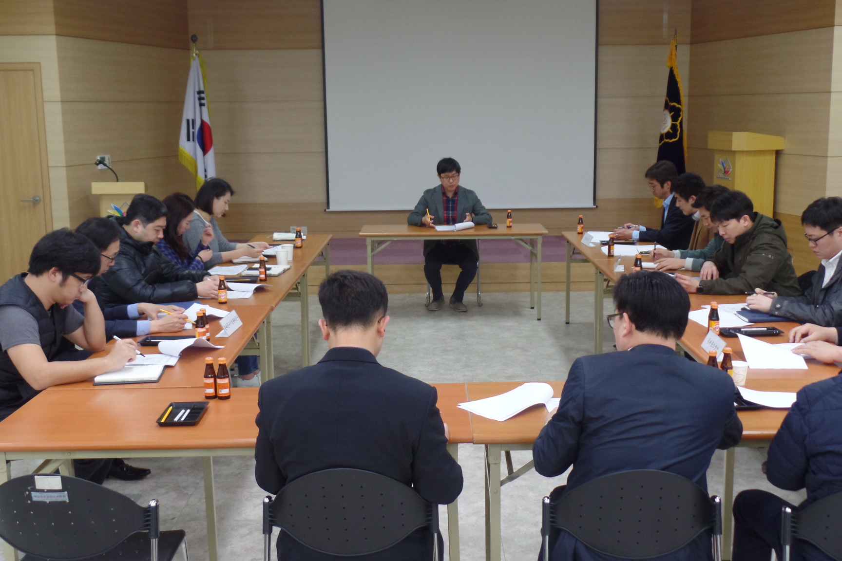 동대문구선관위 서준천 관리계장이 제7회 전국동시지방선거에 있어 원활한 선거업무 추진을 위하여 개최한 유관기관업무협의회에서 참석자들에게 기관별 협조사항을 안내하고 있습니다.