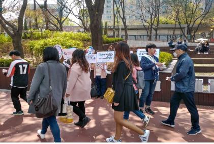‘석촌호수 벚꽃축제’ 방문 유권자에게 물티슈 및 희망엽서 등 배부