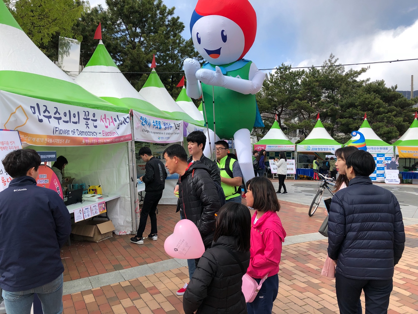 진해군항제에서 에어아바타를 설치하고 있는 회원구선거관리위원회와 다트이벤트에 참여하고 있는 시민들 모습입니다