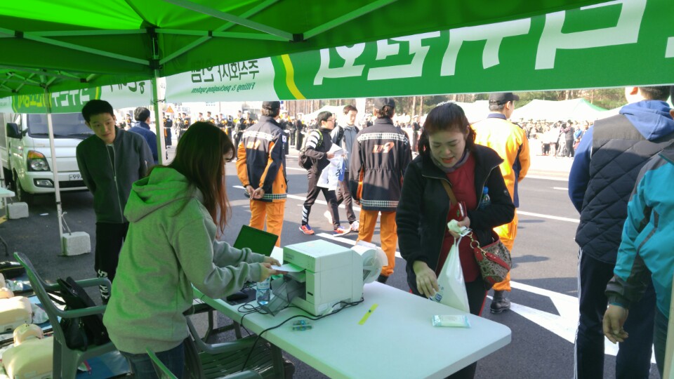 제28회 3.15마라톤대회에 참가한 시민이 선관위 홍보부스에서 사전투표체험을 하고 있다.