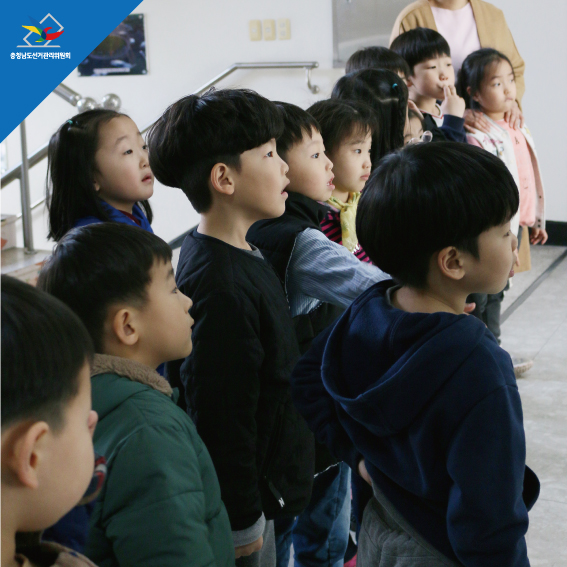 사전투표 설명을 듣는 어린이들