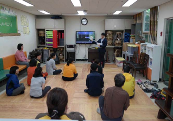 베데스다 시설 내에서 PPT를 이용한 강의를 하고 있습니다