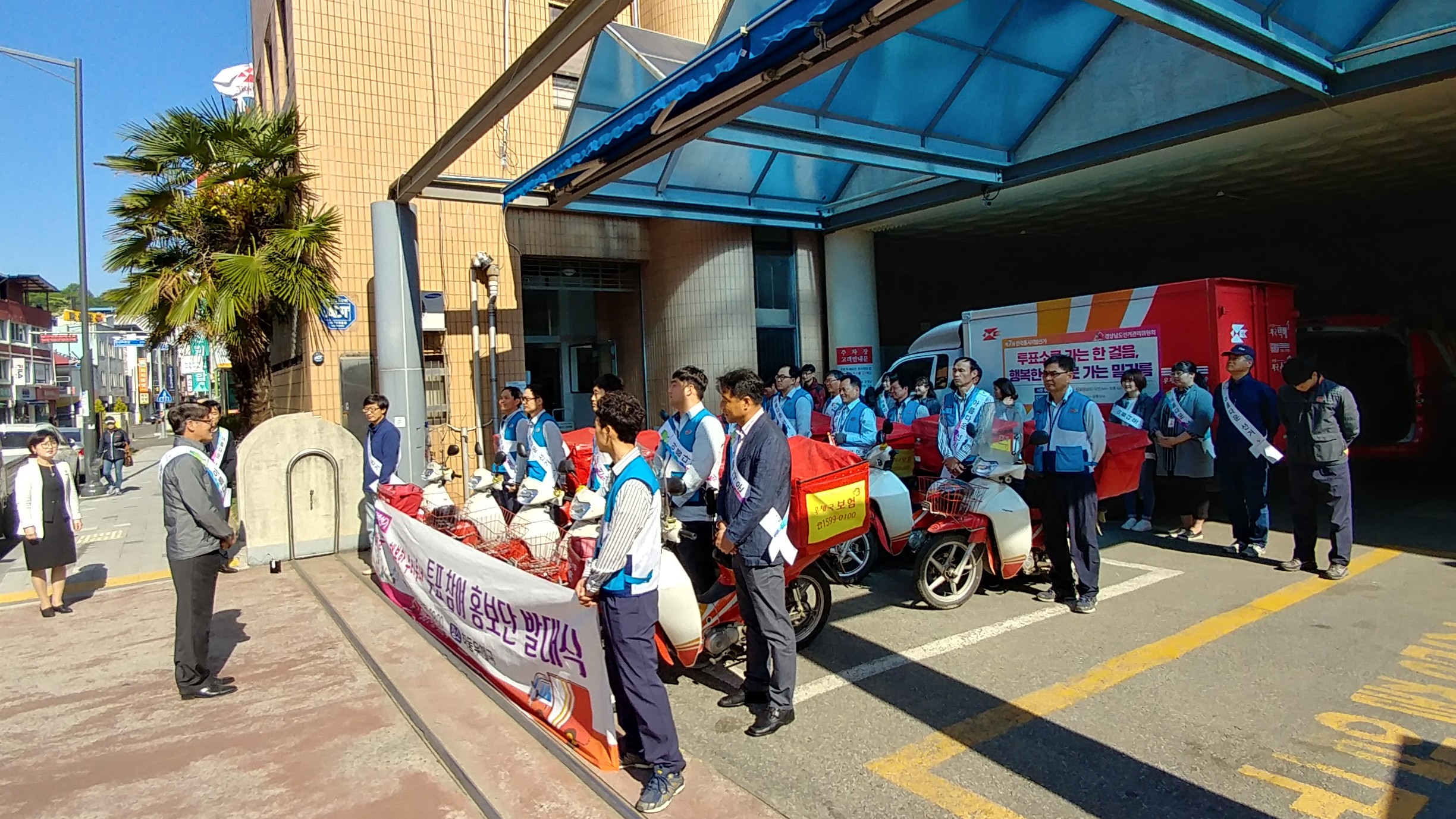 (사진1)하동군위원회 윤구영 사무과장 인사 및 당부 말씀 모습입니다.