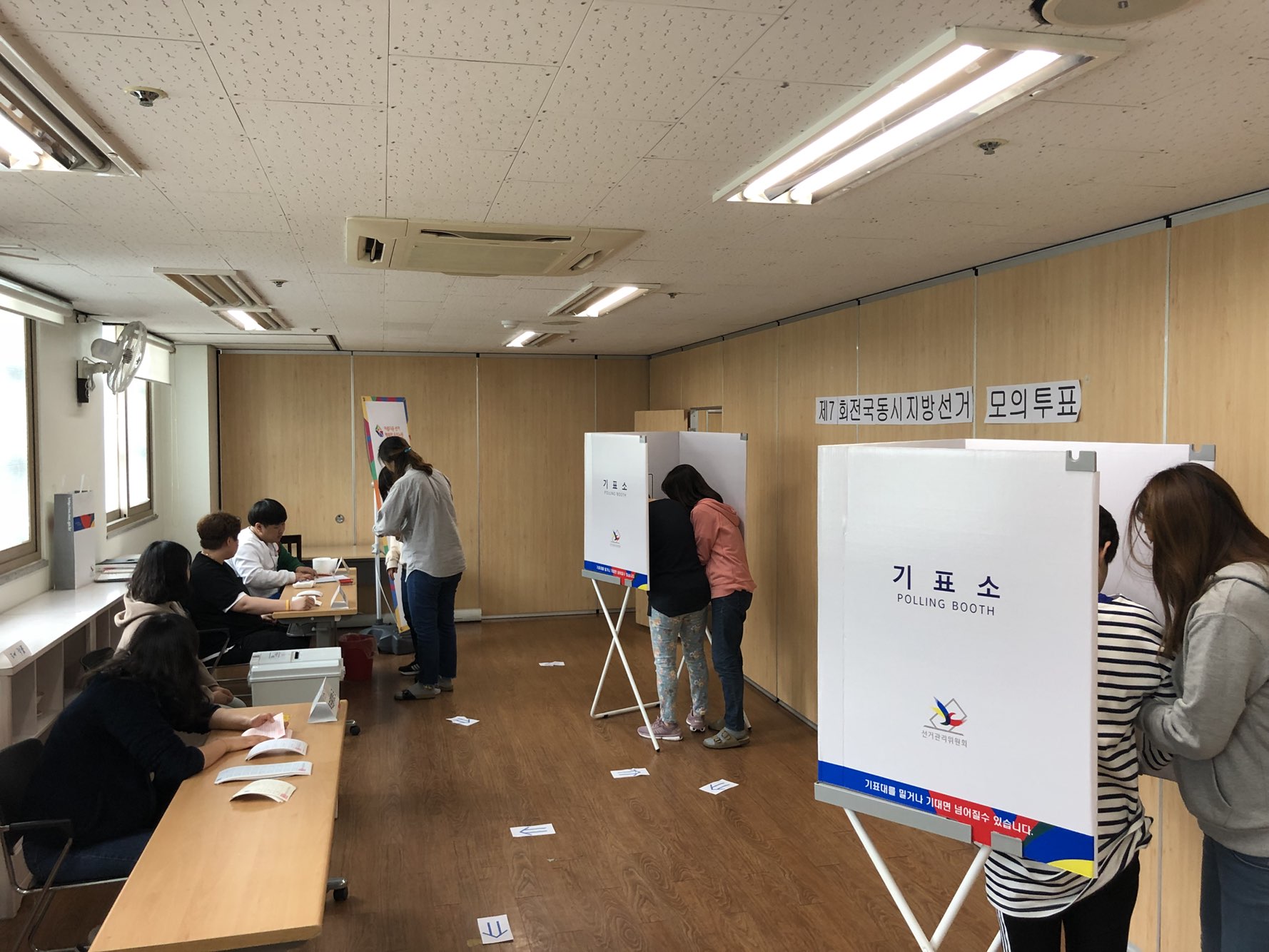 노원구선거관리위원회에서 동천일리하우스 발달장애인 대상 민주주의 선거교실을 진행 중 모의투표를 하는 모습입니다.
