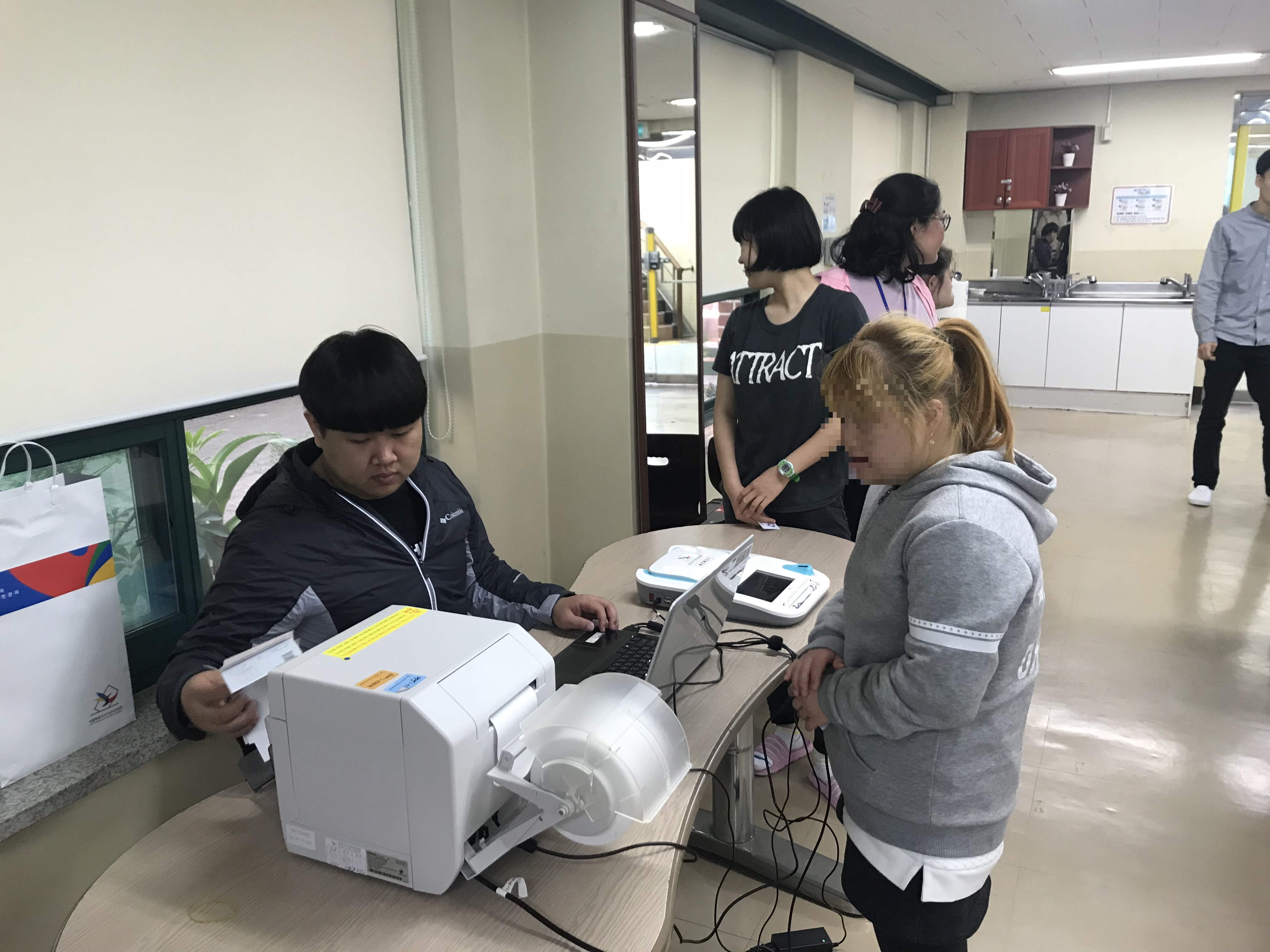 노원구선거관리위원회에서 동천의집에서 모의사전투표체험을 진행하는 모습입니다.