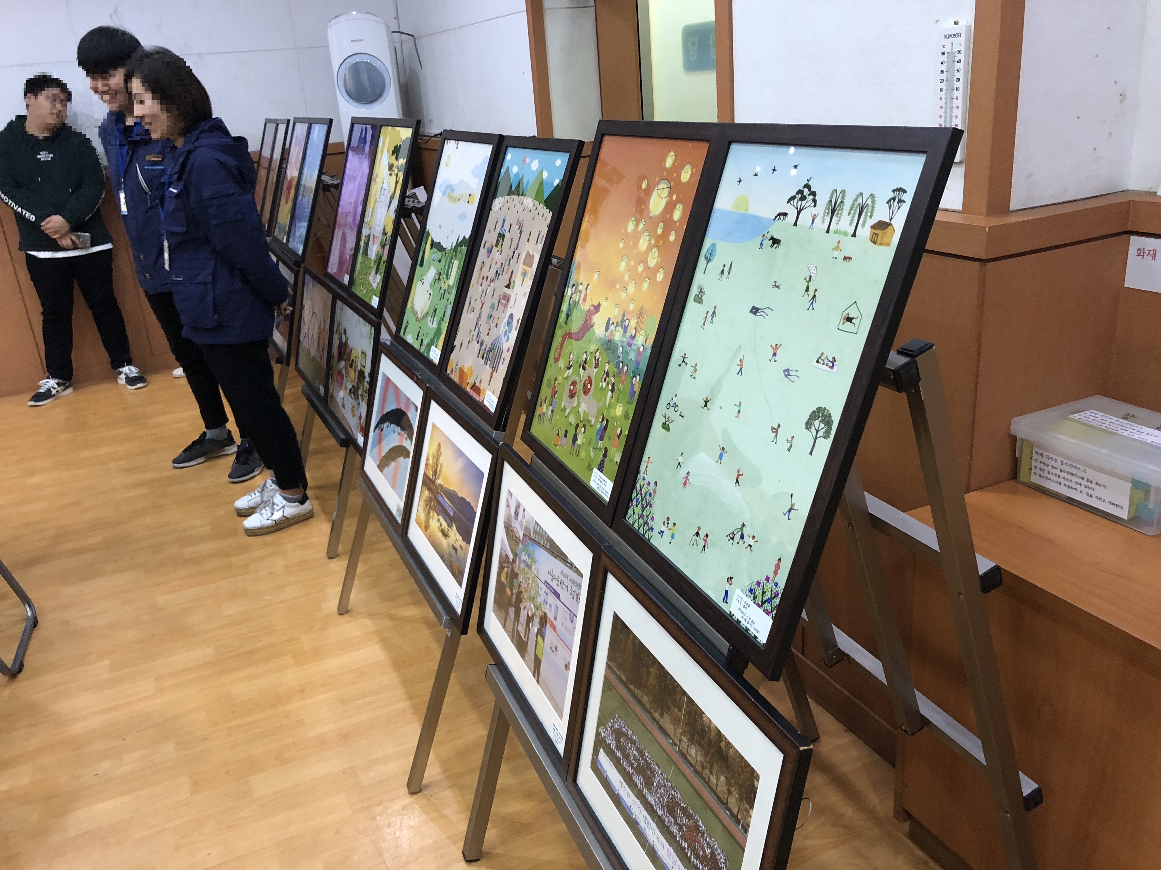 노원구선거관리위원회에서 모의 사전투표체험과 더불어 함께 실시한 찾아가는 선거사진전의 모습입니다.
