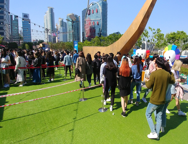  'C-Festival 2018' 참석자들에게 홍보 리플릿과 홍보용품을 나눠주는 모습
