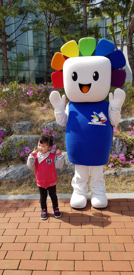 참참이와 사진을 찍는 아이입니다