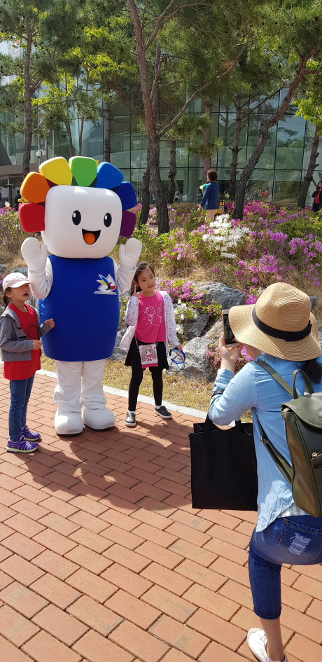 아이들의 밝은 표정에 사진을 찍어주는 엄마도 신이 났습니다