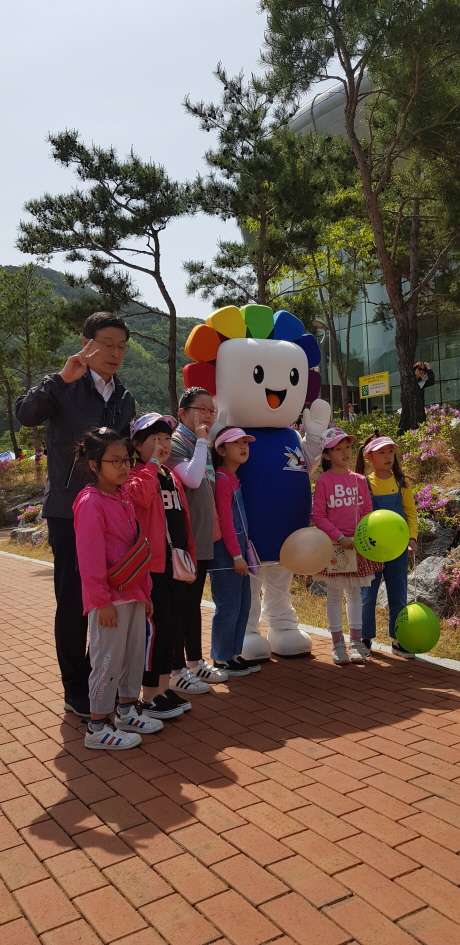 청송군수와 아이들이 참참이와 단체사진을 촬영하며 즐거운 시간을 보내고 있습니다