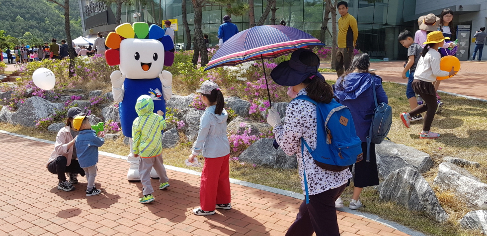 아이들이 참참이의 배를 찔러보며 재미있어 하고 있습니다