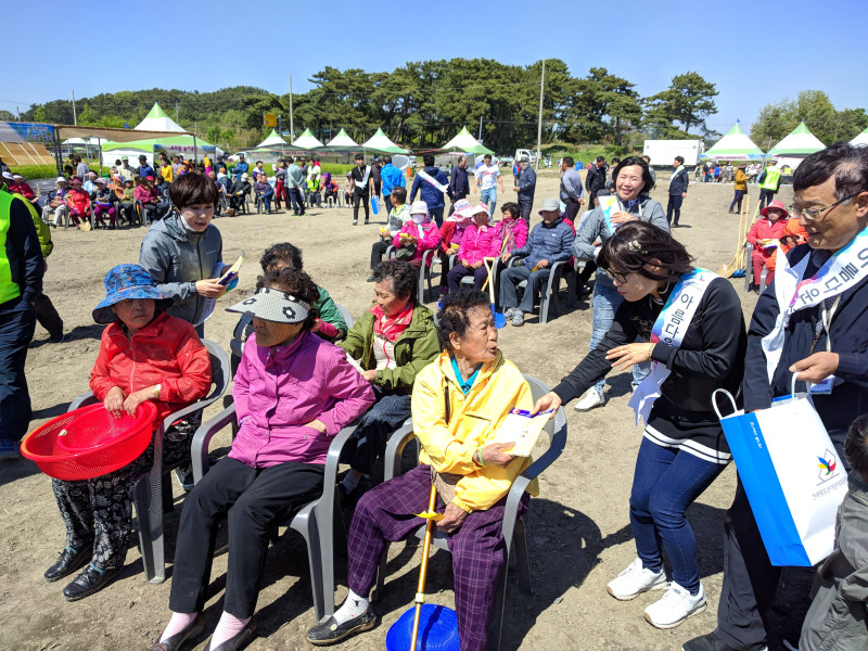 사진2) 축제에 참가한 손님들에게 홍보용품 및 리플렛을 전달하는 사진2