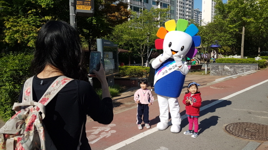 참참이와 사진 촬영하는 모습의 사진