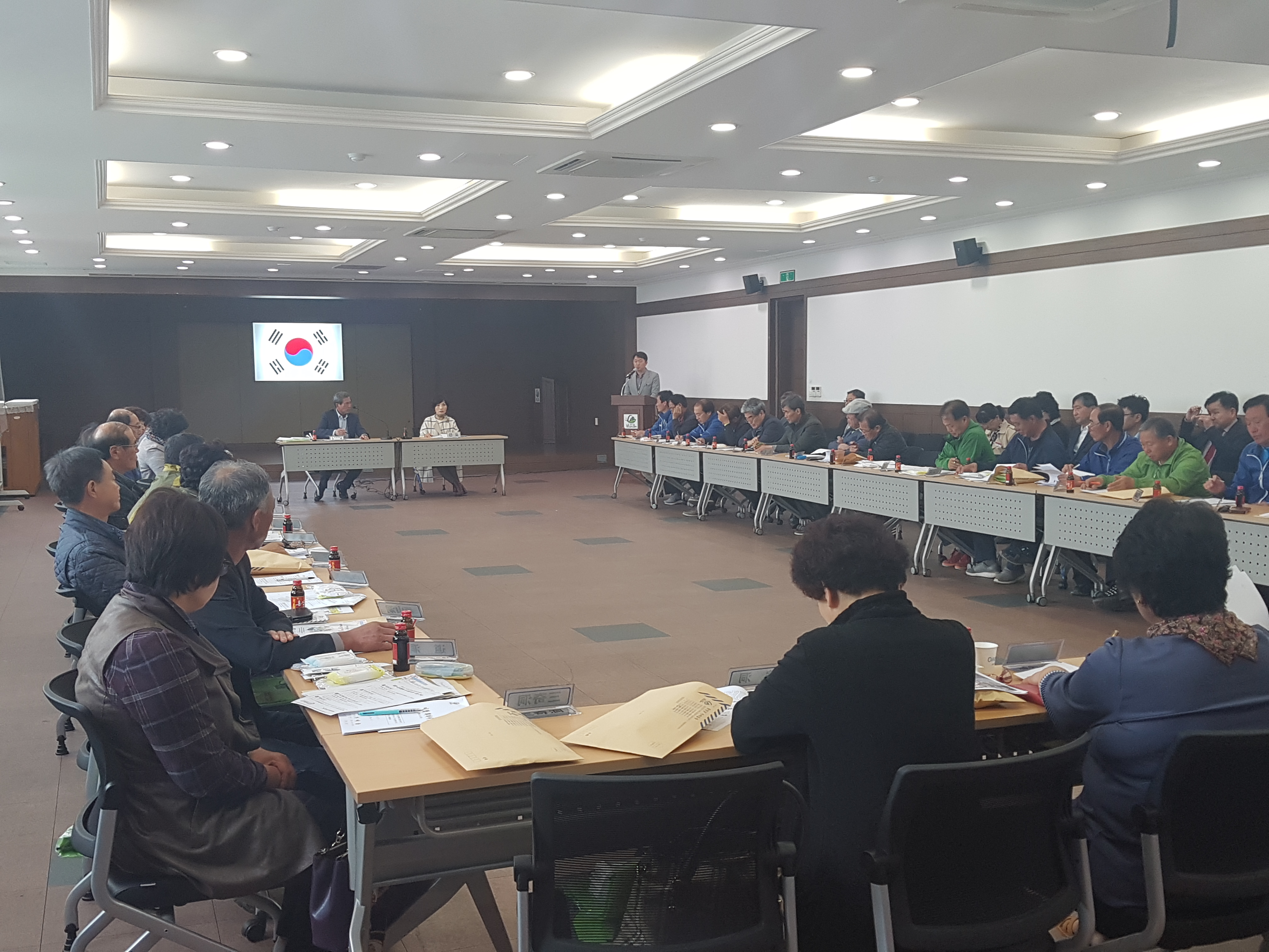 함안군선거관리위원회에서 가야읍 사무소에서 개최한 함안군 가야읍 이장회의에서 선거법 안내를 하였습니다.