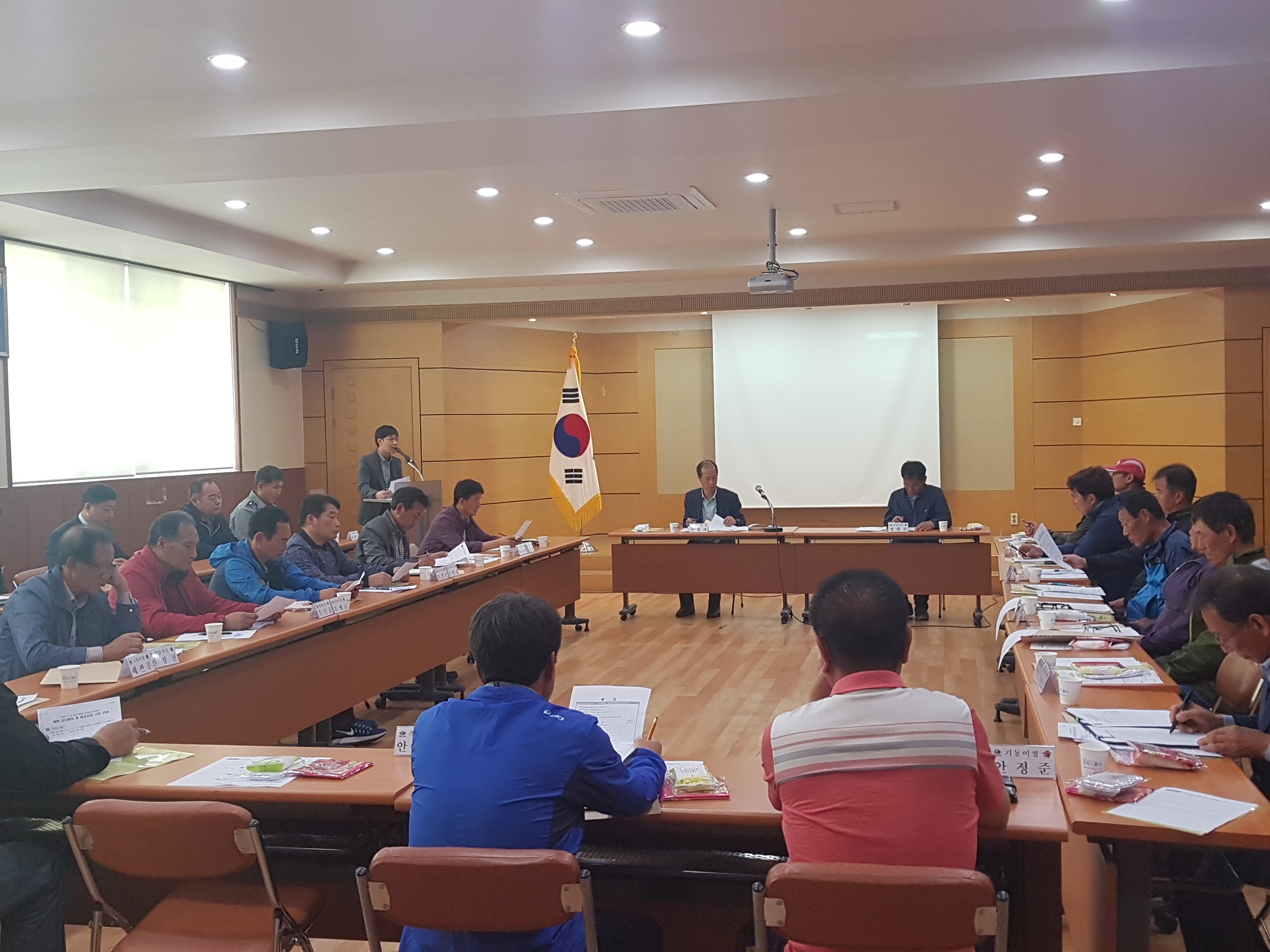 함안군선거관리위원회에서 대산면 사무소에서 개최한 함안군 대산면 이장회의에서 선거법 안내를 하였습니다.