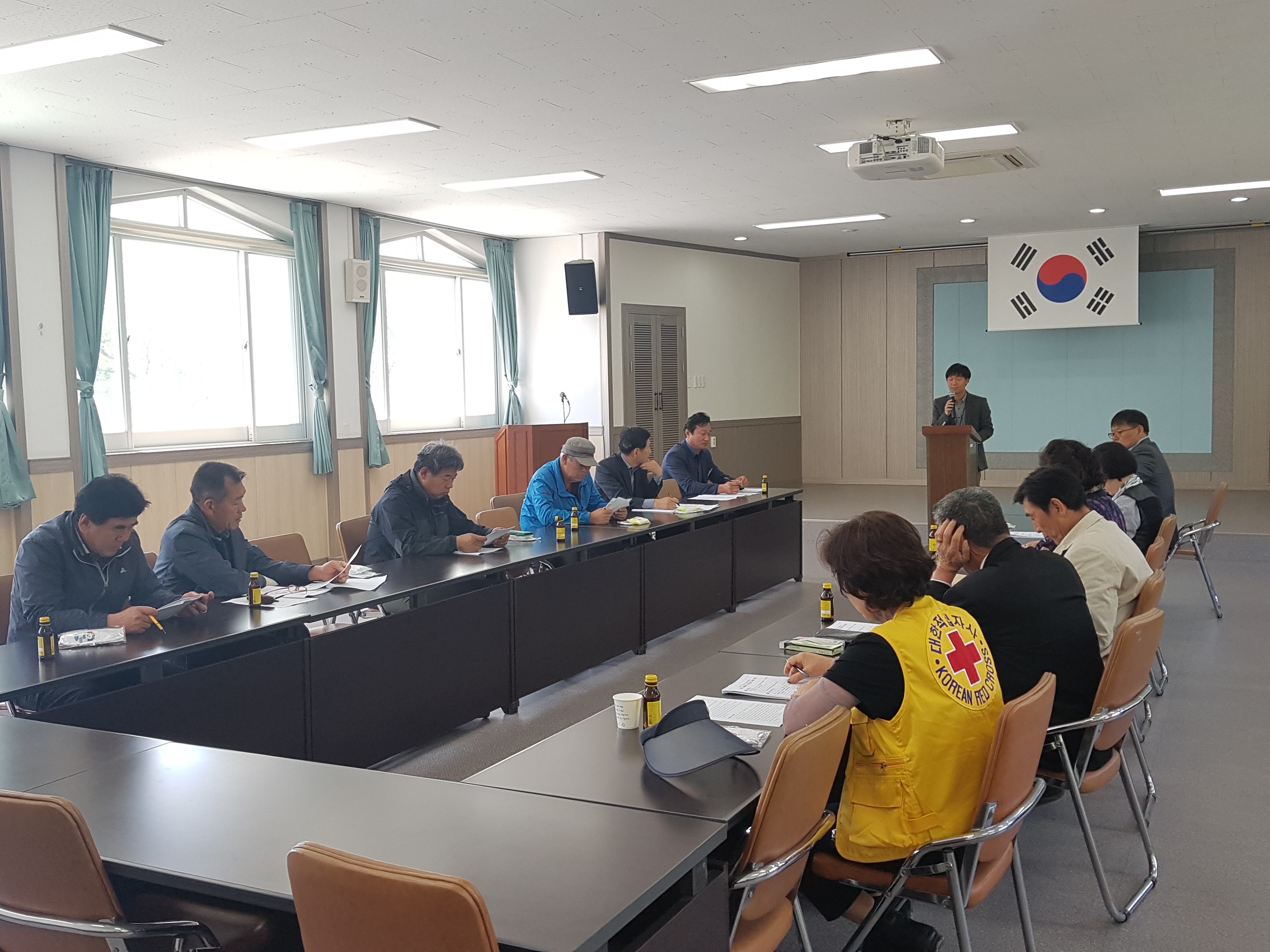 함안군선거관리위원회에서 여항면 사무소에서 개최한 함안군 여항면 이장회의에서 선거법 안내를 하였습니다.