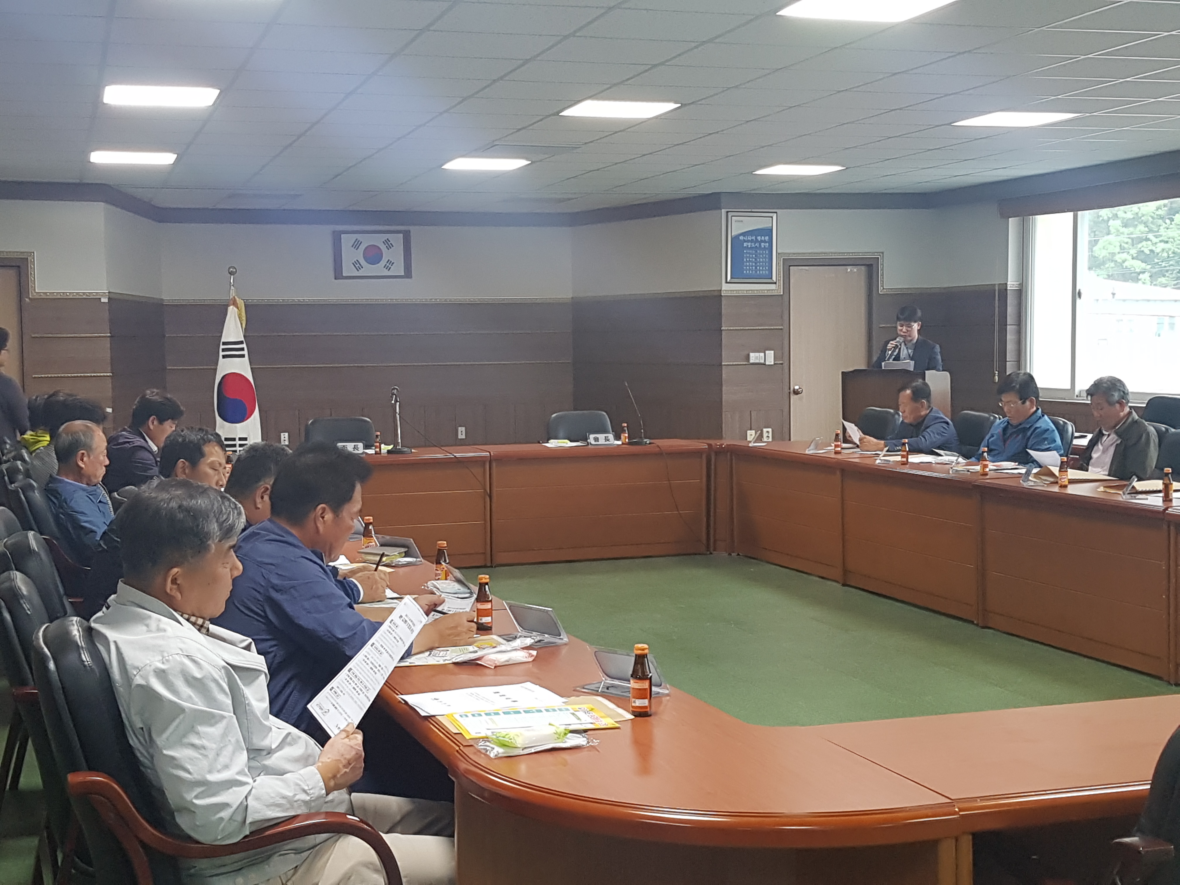 함안군선거관리위원회에서 산인면 사무소에서 개최한 함안군 산인면 이장회의에서 선거법 안내를 하였습니다.