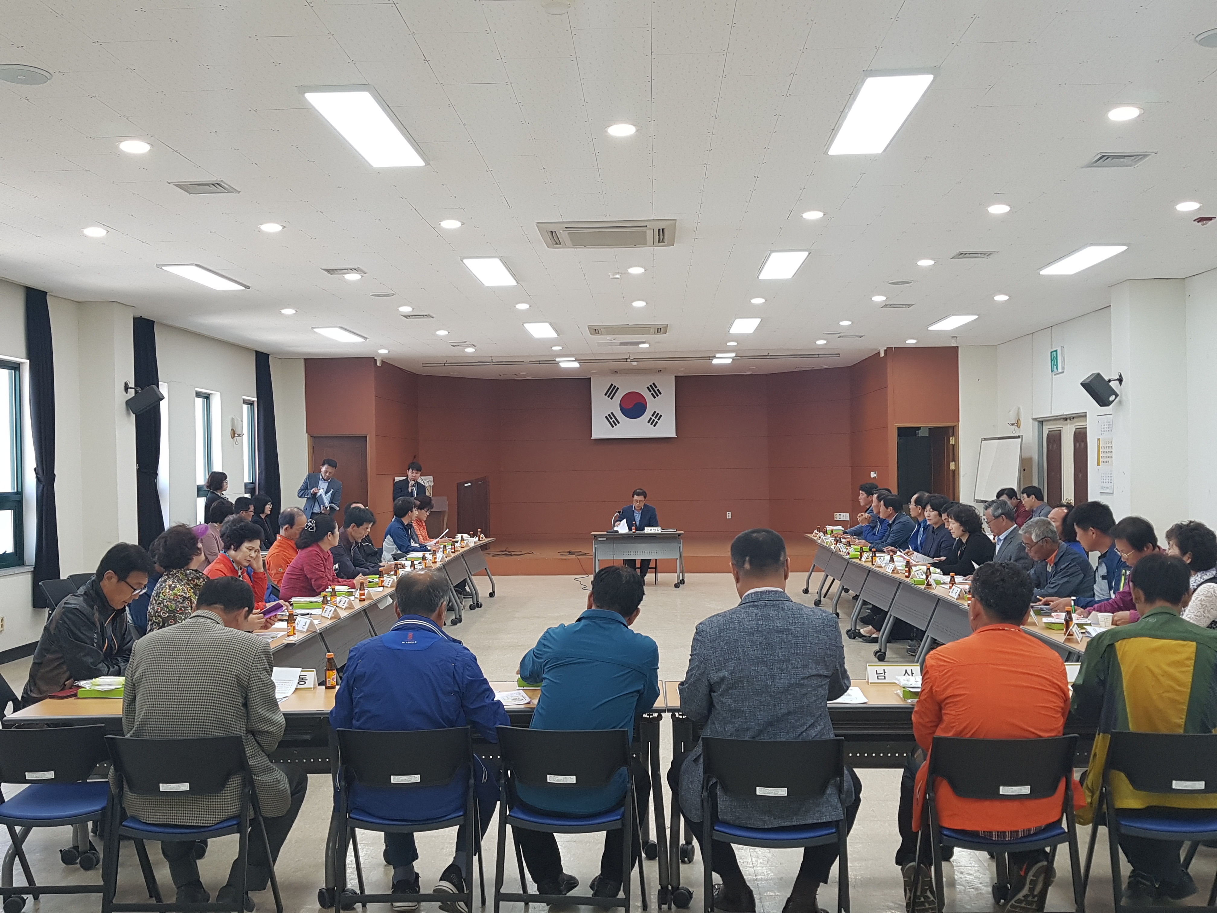 함안군선거관리위원회에서 군북면 사무소에서 개최한 함안군 군북면 이장회의에서 선거법 안내를 하였습니다.